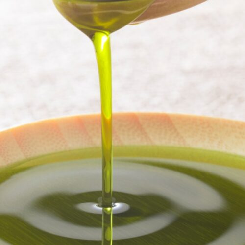 What determines the color of Olive Oil?